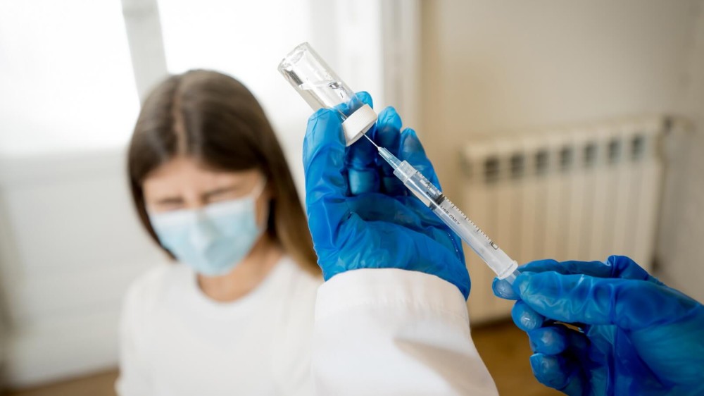 Geert Vanden Bossche, somitate în domeniul vaccinologiei: „Vaccinarea poate transforma COVID-19 într-o armă biologică de distrugere în masă”